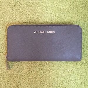 Michael Kors Jet Set Travel Continental Wallet